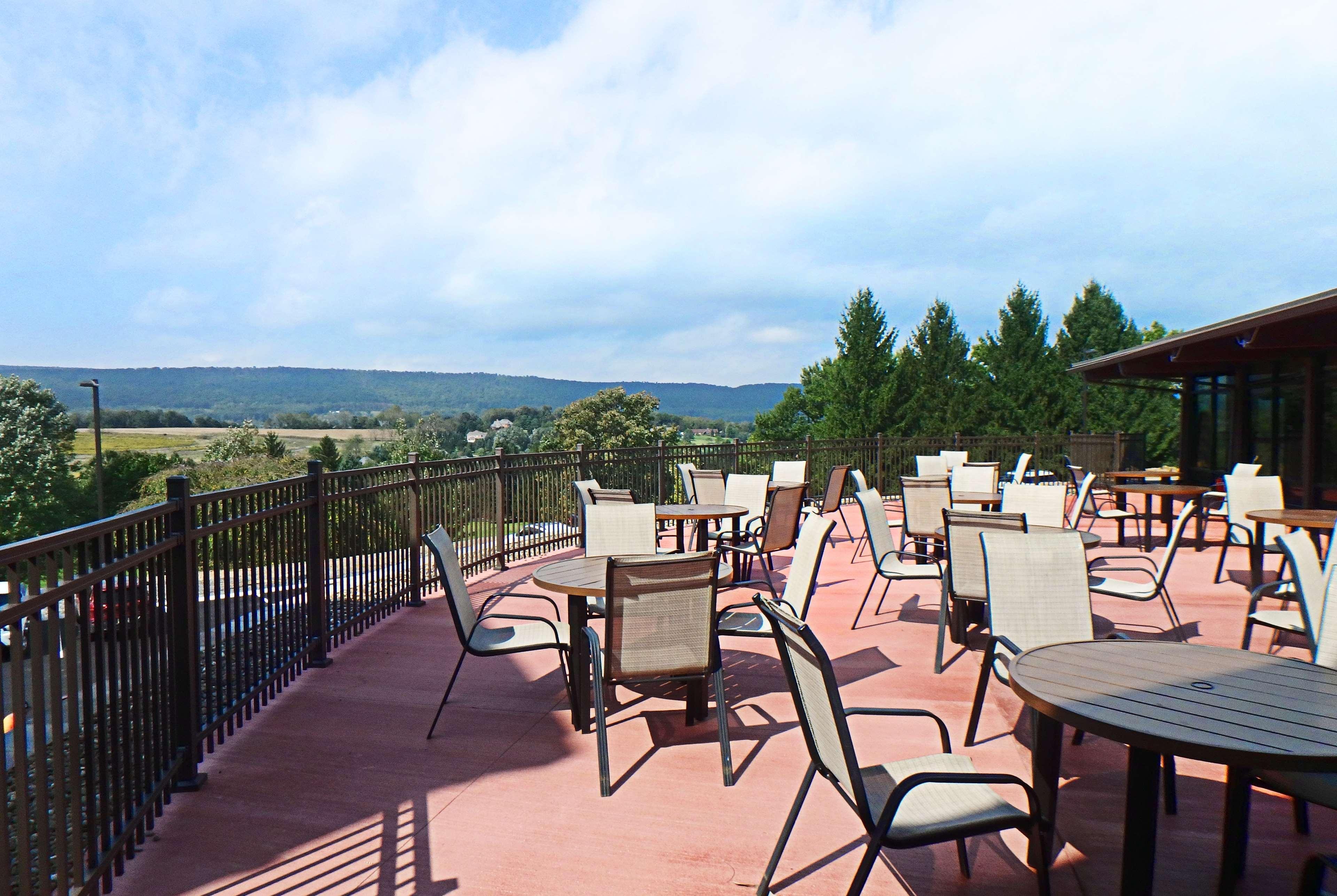 Отель Wyndham Garden State College Boalsburg Экстерьер фото